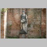 3098 ostia - regio v - insula ii - domus della fortuna annonaria (v,ii,8) - statue vor raum c.jpg